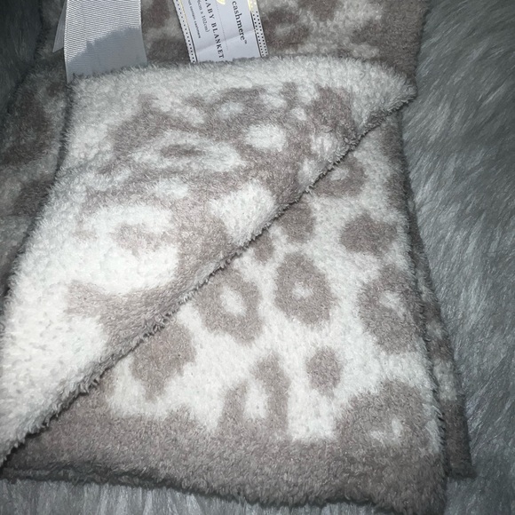 Cupcakes and Cashmere Beige/White Cheetah/Leopard Reversible Blanket 30x40 NWT - Picture 3 of 5